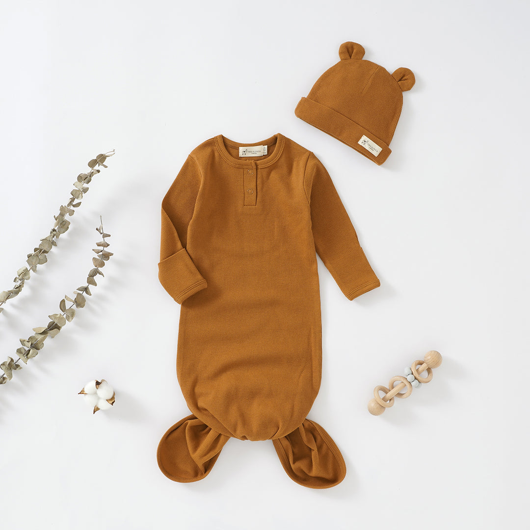 Organic Cotton Newborn Gown Set with Hat (0-6 months) Clay &amp; Oat - Tiny Alpaca UK